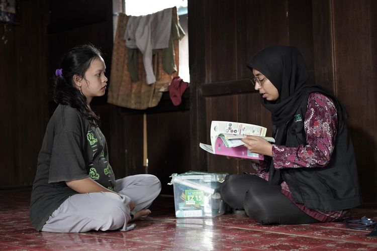Aktivitas Bidan Ayu Widianti, salah satu Bidan Untuk Negeri Dompet Dhuafa dalam melayani masyarakat yang membutuhkan layanan kesehatan di kawasan Ogan Ilir, Banyuasin, Sumatera Selatan.
