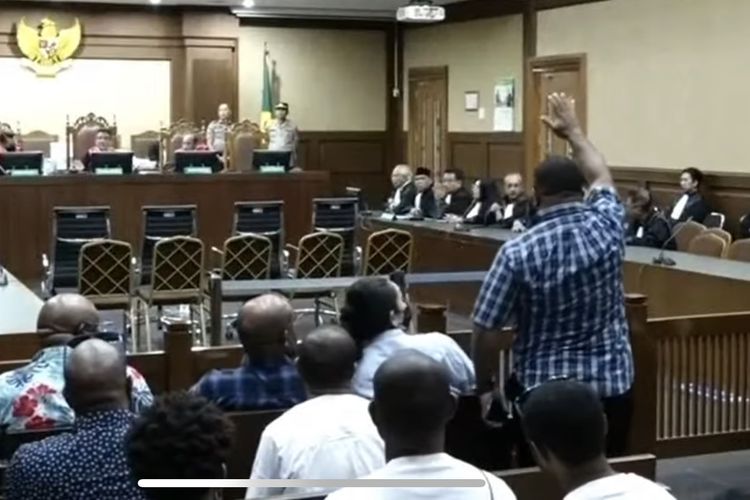 Adik mantan Gubernur Papua, Lukas Enembe, Elius Enembe saat berusaha menginterupsi persidangan di Pengadilan Negeri (PN) Jakarta Pusat, Senin (9/10/2023)