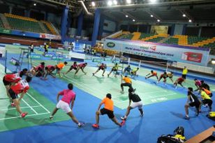 Tim bulu tangkis yunior Indonesia melakukan pemanasan sebelum mencoba lapangan di Stadion Sultan Abdul Halim, Alor Star, Sabtu (5/4/2014), sebagai persiapan jelang BWF World Junior Championships 2014.