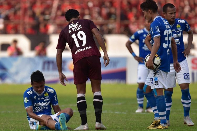 Gelandang Persib Bandung Dedi Kusnandar mengalami cedera saat laga Persib vs PSM Makassar di Stadion Andi Mattalata, Rabu (24/10/2018) kemarin. 