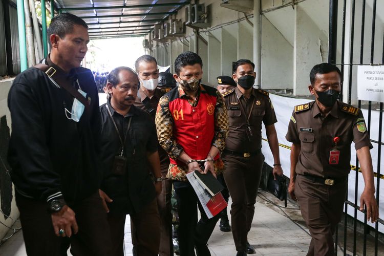 Tersangka pembunuhan berencana terhadap Nofriansyah Yosua Hutabarat atau Brigadir J, Ferdy Sambo tiba di Pengadilan Negeri Jakarta Selatan, Senin (17/10/2022). Ferdy Sambo akan menjalani sidang perdana.