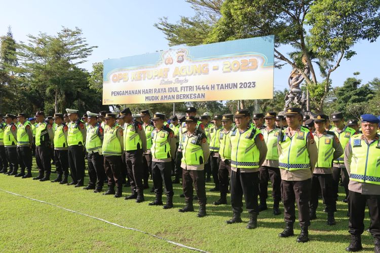 Apel gelar pasukan Operasi Ketupat Agung 2023 di Kabupaten Jembrana, Provinsi Bali, Senin (17/4/2023).