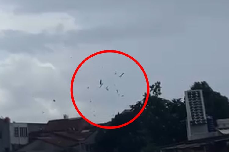 Puing-puing rumah warga terbang disapu angin puting beliung yang menerjang wilayah Kecamatan Bojonggede, Kabupaten Bogor, Jumat (24/10/2025). Tangkapan layar video warga