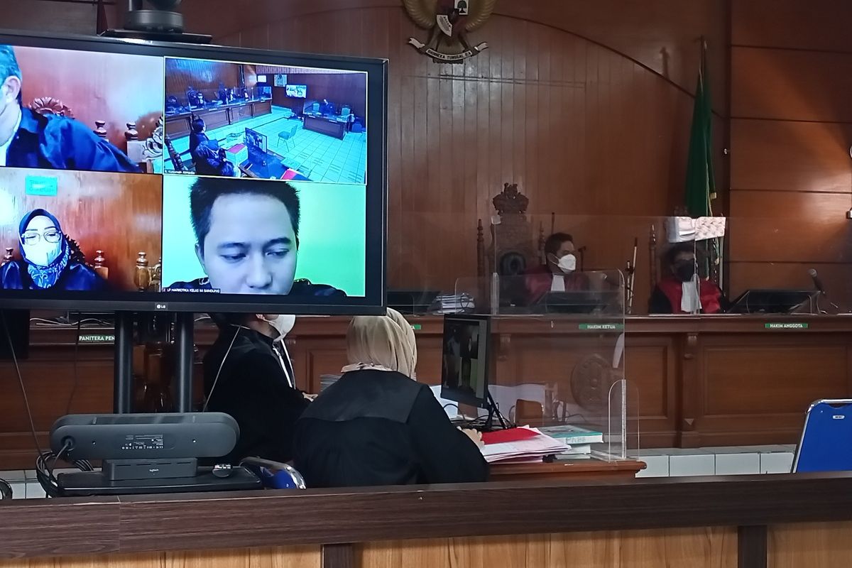 Sidang dengan agenda pembacaan tuntutan terhadap Doni Salmanan terpaksa ditunda oleh Majelis Hakim, lantaran JPU harus mengakomodir surat dari LPSK terkait Restitusi 10 korban