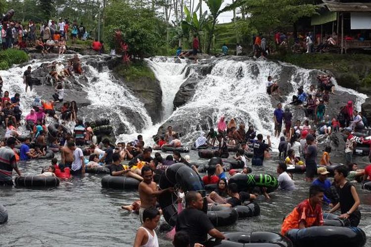 Sejumlah wisatawan di Sumber Maron, Desa Karangsuko, Kecamatan Pagelaran, Kabupaten Malang, Jawa Timur, Minggu (29/1/2017).