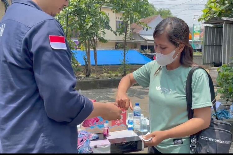 Minat masyarakat yang tinggi terhadap operasi pasar murah beras SPHP membuat pelaksanaan penjualan beras di Pasar Parang Magetan dilakukan dengan mencelupkan jari ke tinta untuk menghindari warga membeli 2 kali.
