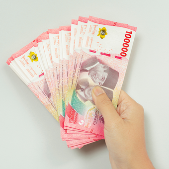 Ilustrasi rupiah. Rencana redenominasi rupiah kembali dibahas pemerintah setelah sempat ditolak Mahkamah Konstitusi. Bank Indonesia pastikan redenominasi rupiah hanya penyederhanaan digit, daya beli masyarakat tetap aman.