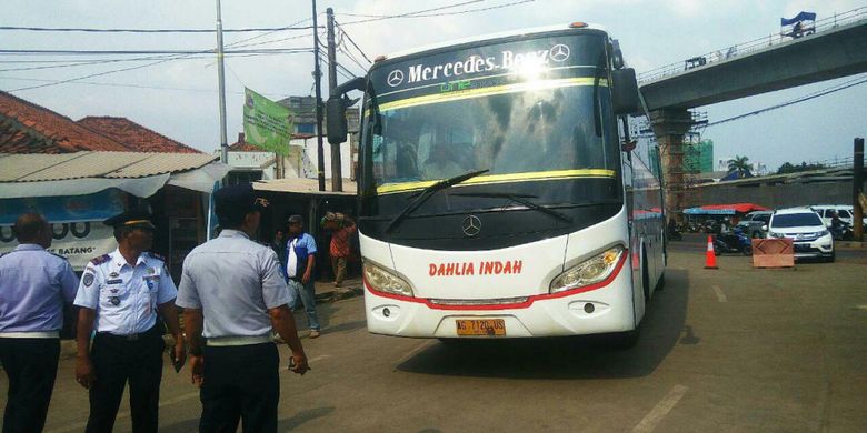 Pemeriksaan kendaraan di Terminal Lebak Bulus, Selasa (21/6/2017).