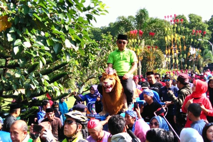 Wali Kota Bandung Ridwan Kamil saat diarak menggunakan sisingaan dalam rangkaian safari kampanye untuk Pilkada Jabar 2018 di Kota Tasikmalaya, Sabtu (22/4/2017)