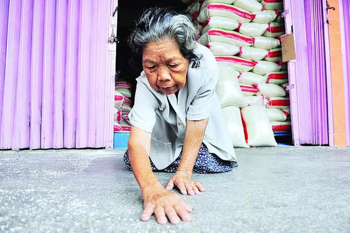 Wakinah (60) mengumpulkan butiran beras yang jatuh di sekitar Pasar Dargo, Kota Semarang, Jawa Tengah. Kenaikan harga beras dengan selisih Rp 500 hingga Rp 1.000 sangat berarti bagi warga miskin.