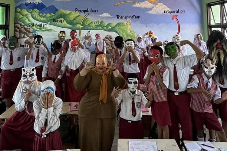 Murid SDN Sememi yang diminta pakai topeng saat ujian, Jumat (8/11/2024).