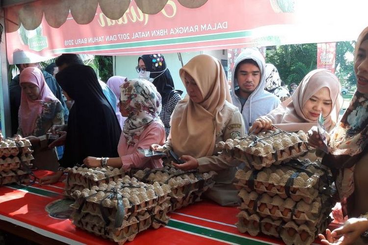 Warga masyarakat belanja telur ayam saat bazar komoditas pangan pokok di Gerai TTI, Pontianak. Bazar digelar pada 18-19 Desember 2017.