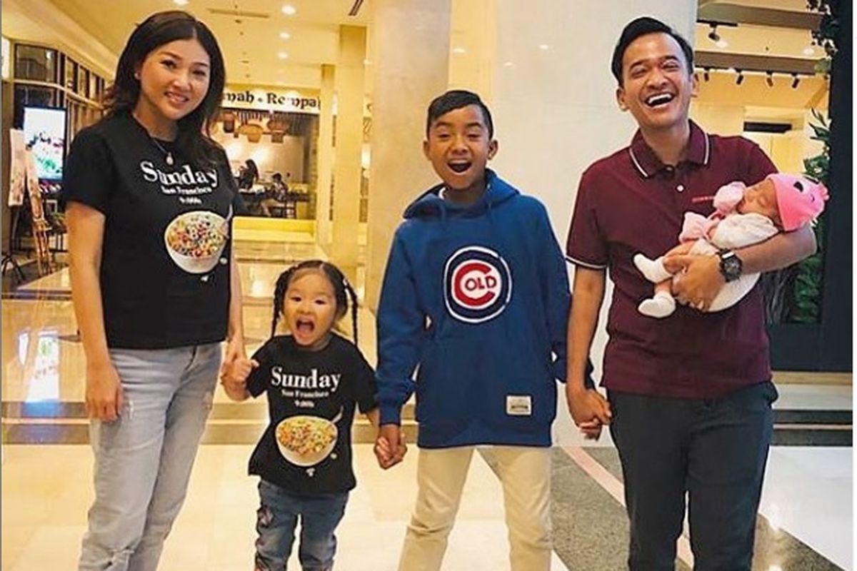 Artis Ruben Onsu foto bersama istrinya Sarwendah, kedua putrinya, dan Betrand Peto. Ruben mengaku sudah menganggap Betrand sebagai anak sendiri.