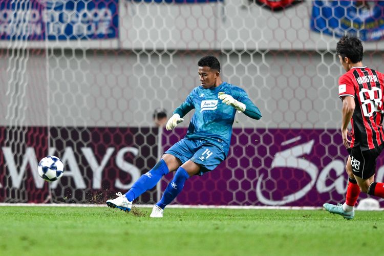 Teja Paku Alam Gemilang Bikin 5 Save, Bantu Persib Benamkan FC Seoul