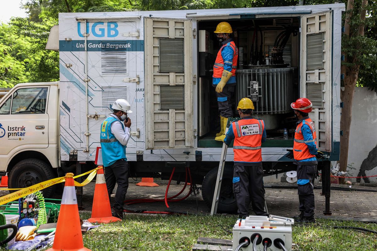 Pelanggan PLN bisa menaikkan daya listrik rumah sementara.