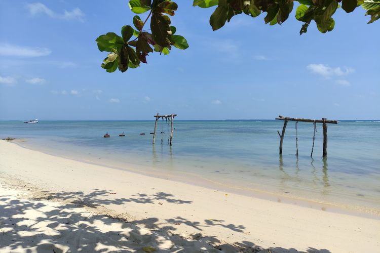 Pantai Laendra di Karimunjawa dengan pasir putih lembut dan ombak yang tenang.