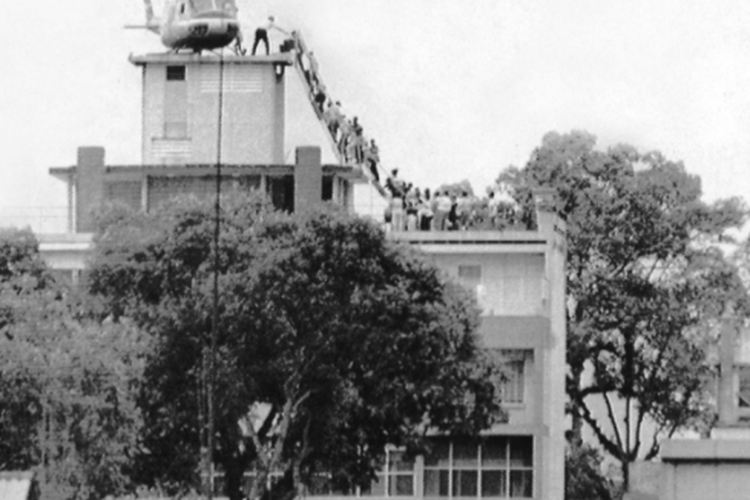 Jatuhnya Saigon: Helikopter Air America mengevakuasi pejabat Vietnam dan keluarga mereka dari atap gedung apartemen di 22 Gia Long Street di Saigon, Vietnam Selatan, 29 April 1975.
