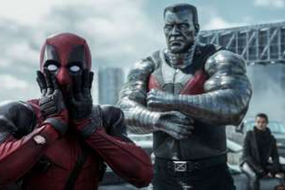 Ryan Reynolds (Deadpool) dan Stefan Kapicic (Colossus) beraksi dalam Deadpool.