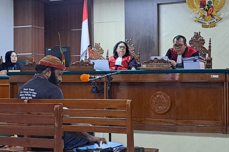 Mantan Bupati Mamberamo Tengah Ricky Ham Pagawak saat menjalani sidang eksepsi di Pengadilan Tipikor Makassar, Sulsel, Rabu (9/8/2023)
