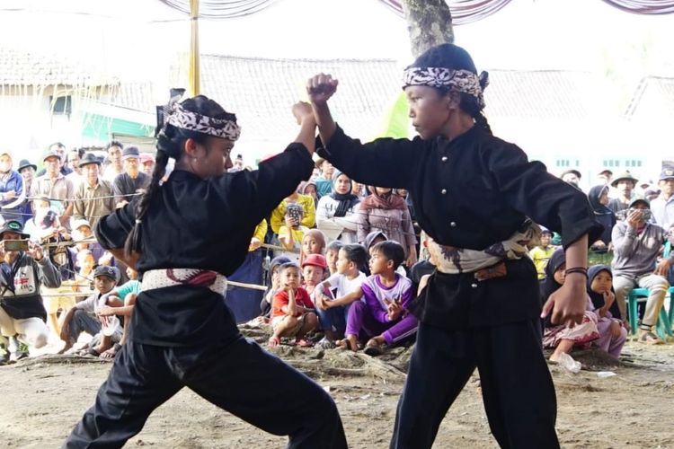 Anak-anak warga Dusun Mondoluko, Desa Tamansuruh, Kecamatan Glagah, saat memperagakan gerakan Pencak Sumping, Kamis (29/6/2023).