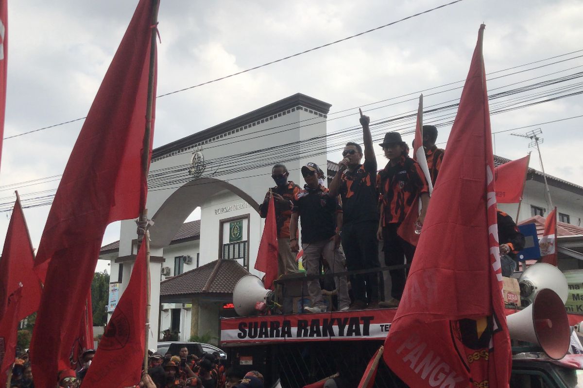 Ketua Majelis Pimpinan Cabang (MPC) Kota Depok, Trisno NKP menyampaikan tuntutan saat berunjuk rasa di samping Gedung Kota DPRD Kota Depok di Jalan Boulevard Raya Kota Kembang, Kalimulya, Cilodong, Kota Depok, Jawa Barat pada Senin (6/12/2021) siang.