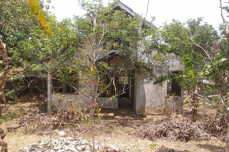 Penampakan salah satu rumah di perumahan yang disebut Kampung Mati di Desa Cepoko, Kota Semarang, Jawa Tengah 