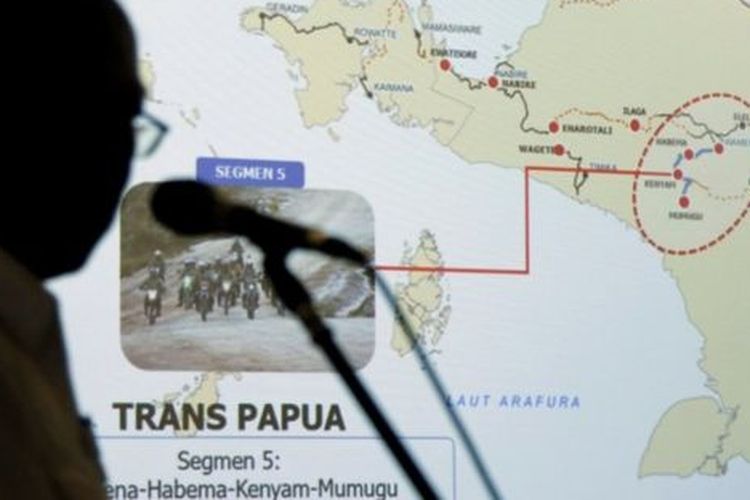 Menteri PUPR, Basuki Hadimuljono, memperlihatkan proyek jalan Trans Papua.
