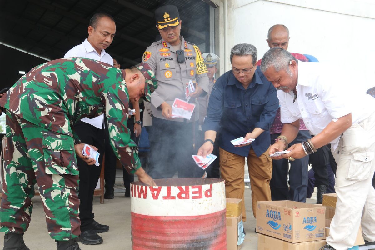 Pemusnahan surat suara yang rusak dan kelebi dengan cara dibakar di halaman Gudang KPU Buleleng, di Desa Pemaron, Kecamatan Buleleng, Kabupaten Buleleng, Provinsi Selasa (26/11/2024).