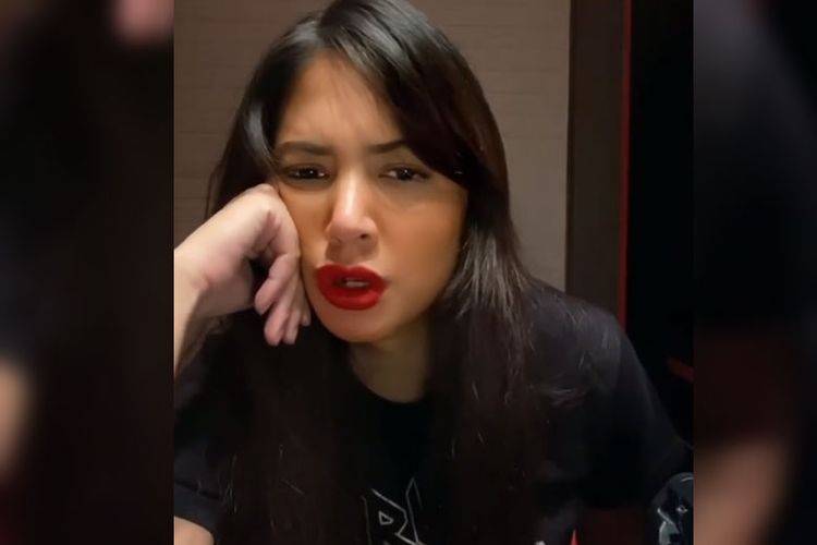 Video call halu Aurelie Moeramans yang memancing komentar netizen. (@aurelie/Instagram) 