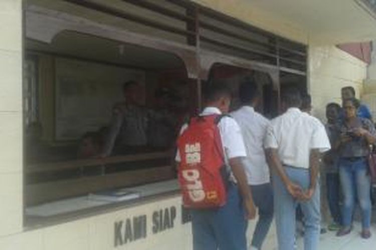 sembilan siswa ditangkap polisi dan dibawa ke kantor Polres Pulau Ambon setelah terlibat aksi tawuran di kawasan terminal Mardika Ambon, Selasa (22/9/2015)