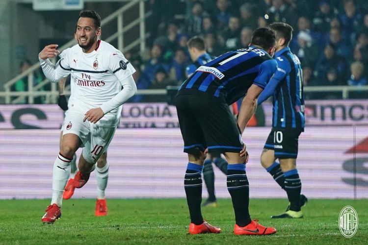 Hakan Calhanoglu merayakan golnya pada pertandingan Atalanta vs AC Milan di Bergamo dalam lanjutan Serie A, Liga Italia, 16 Februari 2019. 