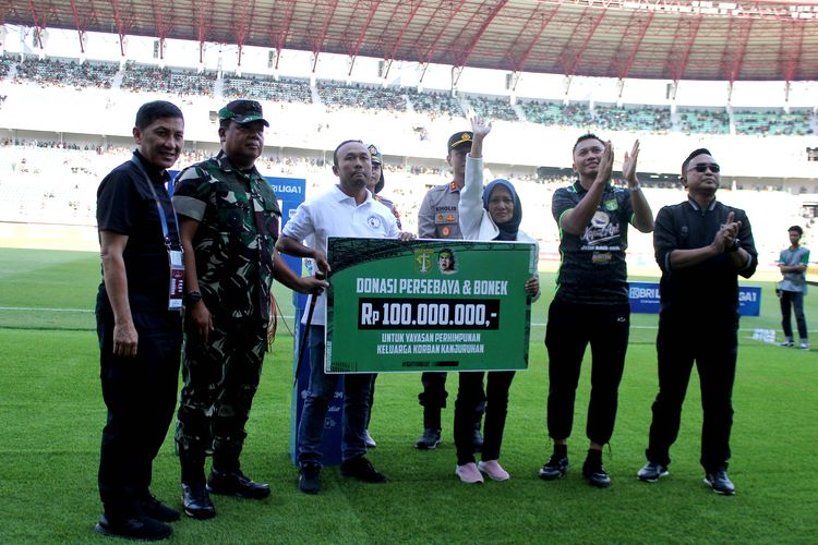 Perwakilan Persebaya Surabaya Azrul Ananda dan PT LIB Ferry Paulus foto bersama usai penyerahan donasi kepada korban Tragedi Kanjuruhan pada pekan ke-13 Liga 1 2023-2024 melawan Arema FC yang berakhir dengan skor 3-1 di Stadion Gelora Bung Tomo Surabaya, Sabtu (23/9/2023) sore.