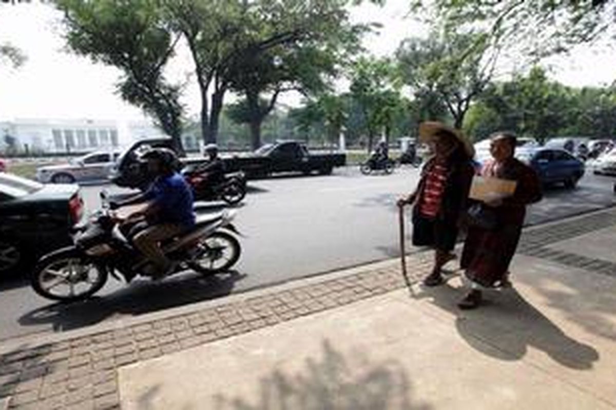 Korban lumpur Lapindo, Hari Suwandi bersama istrinya Sri Bati berjalan menuju Istana Merdeka, Jakarta, Kamis (12/7/2012). Kedatanganya ke Jakarta dengan berjalan kaki untuk  menyampaikan surat tuntutan kepada Presiden Susilo Bambang Yudhoyono agar memeprhatikan warga korban lumpur Lapindo di Sidoardjo, Jawa Timur yang nasibnya masih terkatung-katung.