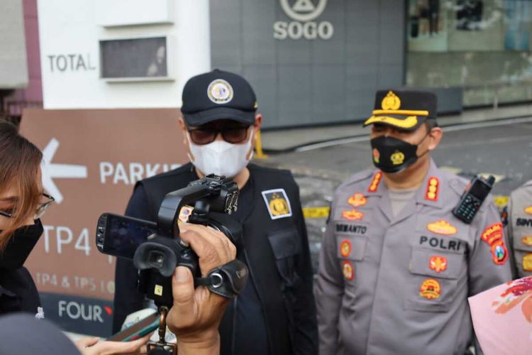 Kabid Labfor Polda Jatim Kombes Pol Sodiq Pratomo ketika Hendak Masuk Melakukan Pemeriksaan Ke Gedung Mal Tunjungan Plaza 5 Surabaya,