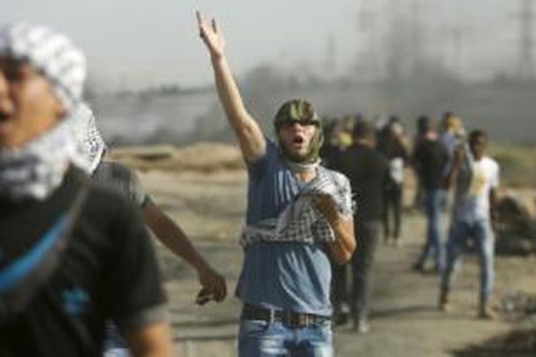 Para demonstran Palestina bereaksi terhadap gas airmata yang ditembakkan tentara Israel, Jumat (16/10/2015) lalu. Kekerasan terbaru ini telah menewaskan puluhan orang. 