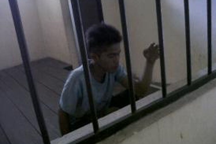 Pemuda ini meringkuk di sel tahanan Markas Kepolisian Sektor (Mapolsek) Palakka, Kabupaten Bone, Sulawesi Selatan setelah berupaya membacok orangtua bapak kandungnya gara gara tak dibelikan motor. Rabu, (20/11/2013).