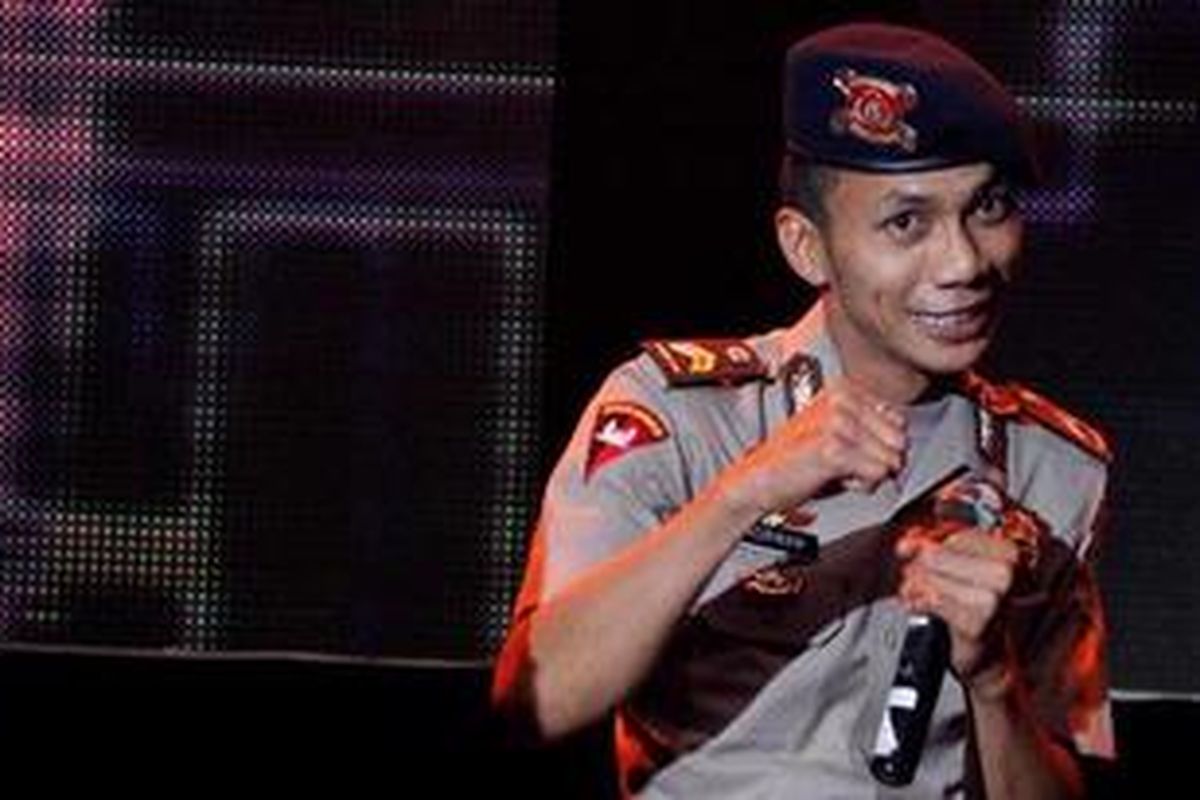 Briptu Norman Kamaru saat tampil menyanyikan lagu Chaiyya Chaiyya usai pertarungan tinju dunia kelas bulu WBA, antara Chris John melawan Daud Yordan di JIExpo, Kemayoran, Jakarta, Minggu (17/4/2011) malam. Norman Kamaru menjadi populer setelah banyak pemirsa melihat aksinya berjoget dan bernyanyi lipsync lagu Shah Rukh Khan tersebut di youtube.com.