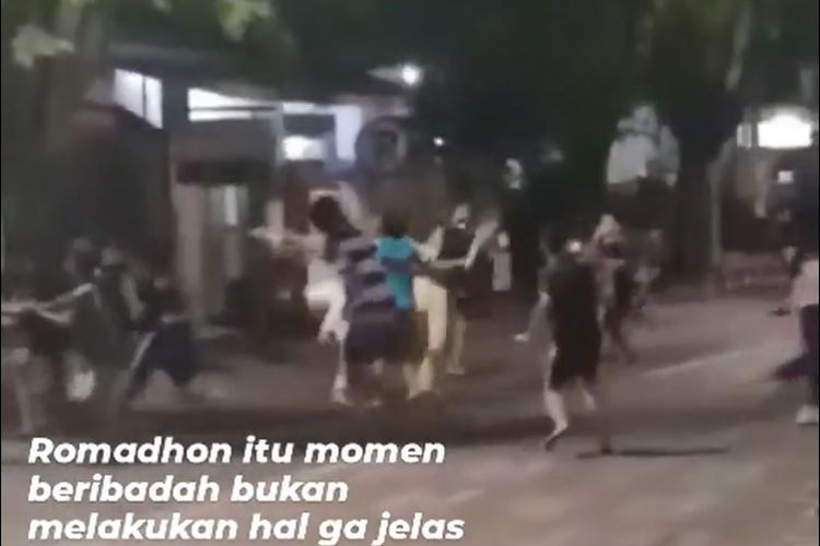 Tangkapan layar video yang memperlihatkan gerombolan remaja terlibat aksi tawuran menggunakan sarung di depan SMP Negeri 1 Gresik, Minggu (10/4/2022) dinihari.