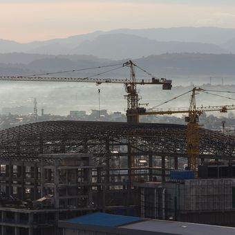 Suasana pembangunan gedung bertingkat di Makassar, Sulawesi Selatan, Minggu (23/11/2025). Dinas Penanaman Modal dan Layanan Terpadu Satu Pintu Kota Makassar mencatat realisasi investasi di daerah itu hingga triwulan III 2025 telah mencapai Rp4 triliun dan melampaui target yang ditetapkan tahun ini sebesar Rp3 triliun. 