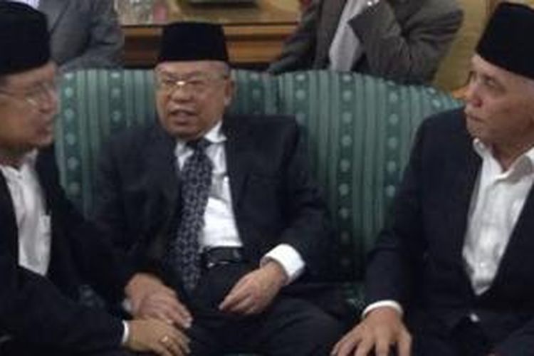 Dua bakal calon wakil presiden, Jusuf Kalla (kiri) dan Hatta Rajasa (kanan) terlihat akrab. Keduanya dipertemukan dalam acara akad pernikahan Wakil Ketua Majelis Ulama Indonesia (MUI) Ma'ruf Amin (tengah), di Masjid Sunda Kelapa, Jakarta, Sabtu (31/5/2014).