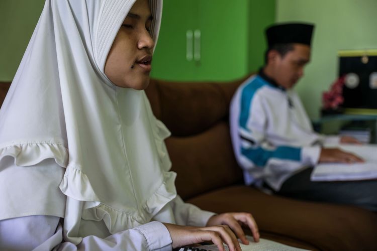 Santri membaca Al Quran dengan huruf braile saat bulan puasa di Yayasan Raudlatul Makfufin, Tangerang Selatan, Rabu (21/4/2021). Yayasan Raudlatul Makfufin adalah pesantren untuk para tunanetra dan mencetak Al Quran Braille untuk diberikan kepada tunanetra di seluruh Indonesia.