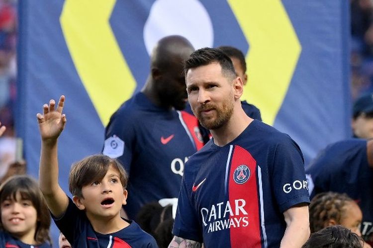 Dua pemain Paris Saint-Germain, Sergio Ramos (kiri) dan Lionel Messi, bersama anak-anak mereka turun ke lapangan jelang laga Ligue 1 2022-2023 antara PSG dan Clermont Foot di Stadion Parc des Princes, Paris, Perancis, pada Minggu (4/6/2023) dini hari WIB. Terkini, Messi memutuskan untuk ke Inter Miami. Keputusan Messi ke Inter Miami menghadirkan kekecewaan dari pemain Barcelona, Frenkie de Jong.