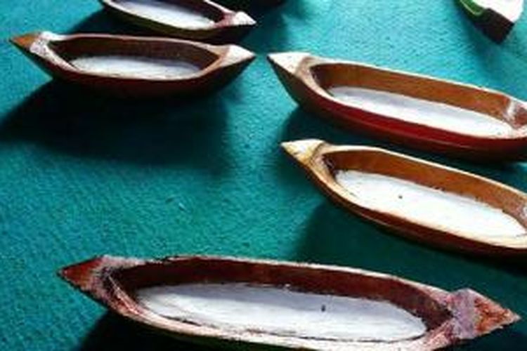 Pembuatan miniatur perahu tradisional Banjar di Pulau Sewangi, Kecamatan Berangas, Kabupaten Baritokuala, Kalimantan Selatan.