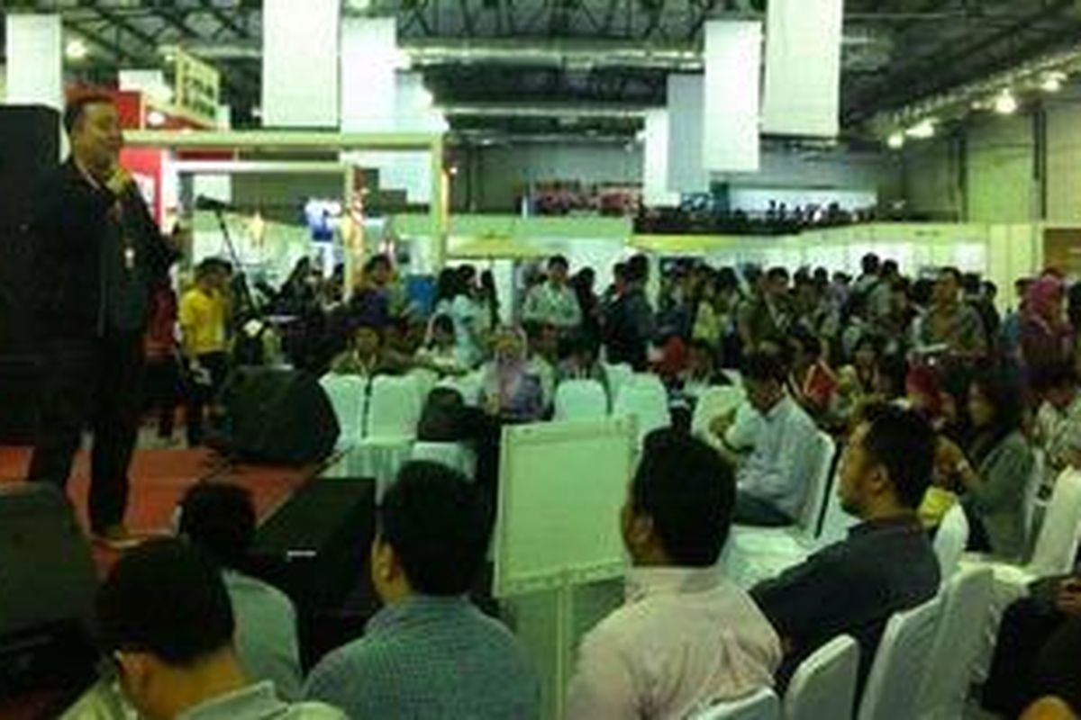 Career Coach Rene Suhardono, saat memberikan materi dalam sesi bincang-bincang dengan para pencari kerja di Kompas Karier Fair 2012, di Balai Kartini, Jakarta (27/4/2012)