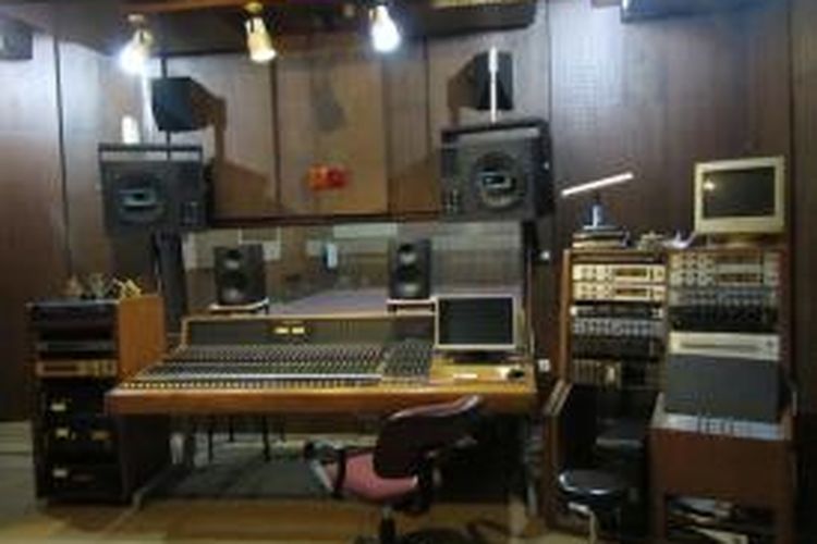 Di ruang studio rekaman Lokananta, Band White Shoes & Couples Company dan Pandai Besi menelurkan karya melalui alat-alat yang telah legendaris dari awal mulai berdirinya perusahaan ini.