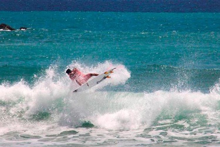 Seorang peselancar tengah beraksi dalam Singhasari International Surfing Exhibition yang berlangsung di Pantai Lenggoksono, Desa Purwodadi, Kecamatan Tirtoyudo, Kabupaten Malang, Jawa Timur, Senin (17/10/2016). Sejak dua tahun lalu, pantai ini mulai dikenal sebagai tempat selancar.