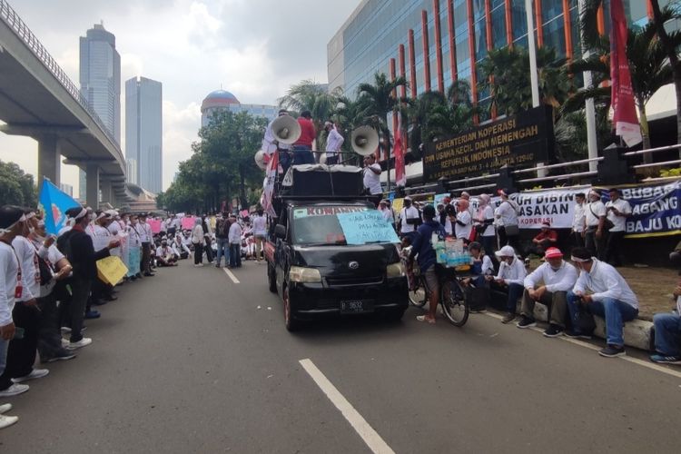 Sejumlah massa menggelar aksi unjuk rasa di depan Gedung Kementerian Koperasi dan Usaha Kecil Menengah (UKM) di Jalan HR Rasuna Said, Setiabudi, Jakarta Selatan, Rabu (7/12/2022). 