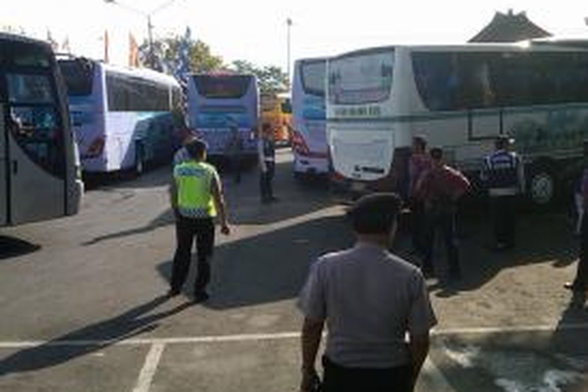 Armada Bus Reguler di Terminal Ubung tak cukup mengangkut ribuan penumpang dan harus mengerahkan bus cadangan.