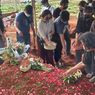 Isak Tangis Istri Saat Pemakaman Rony Dozer di TPU Jombang: Mas Rony Sudah Tenang, Sudah Enggak Sakit...