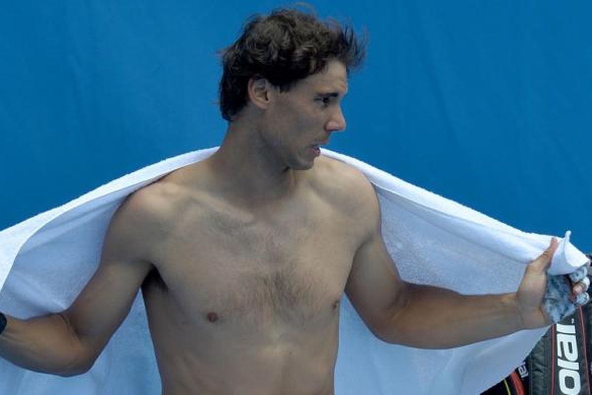 Petenis Spanyol, Rafael Nadal mengelap badannya dengan handuk saat menjalani sesi latihan jelang Australian Open di Melbourne, Minggu (12/01/2014). Australian Open berlansung di Melbourne Park, 13-26 Januari.